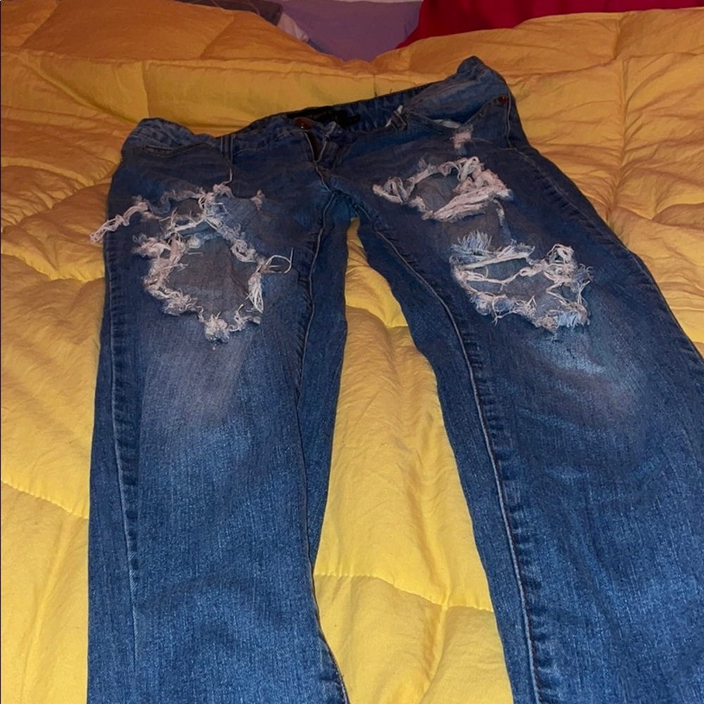 Low rise/mid rise ripped jeans